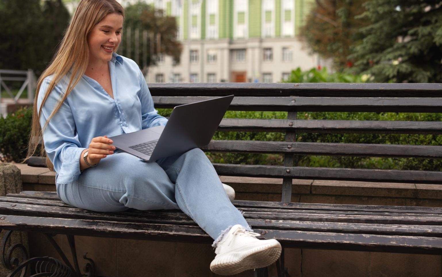 Profesionales analizando estrategias financieras en entorno empresarial